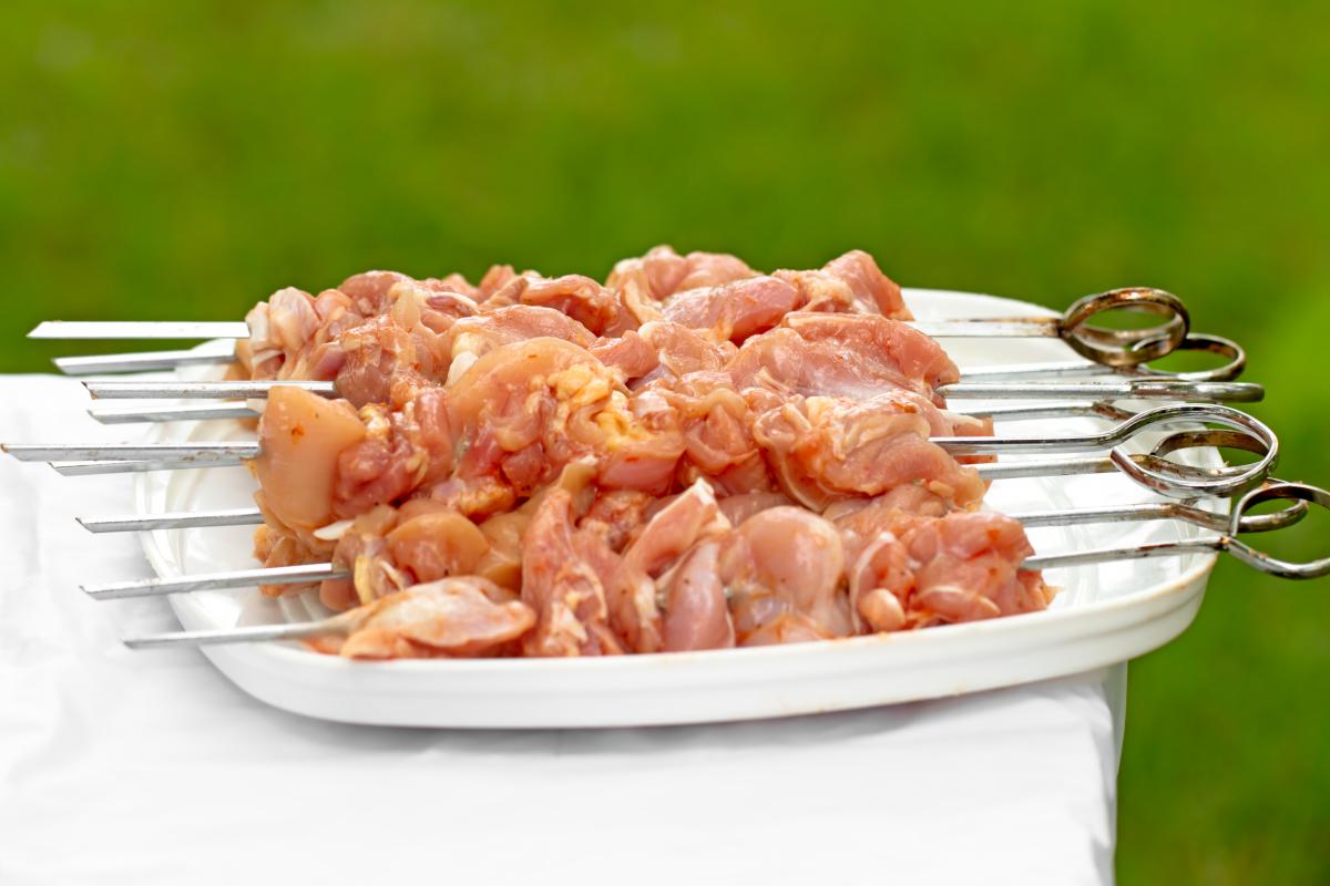Kad vištienos kebabas nebūtų sausas, reikia tinkamai marinuoti ir kepti / nuotr. depositphotos.com